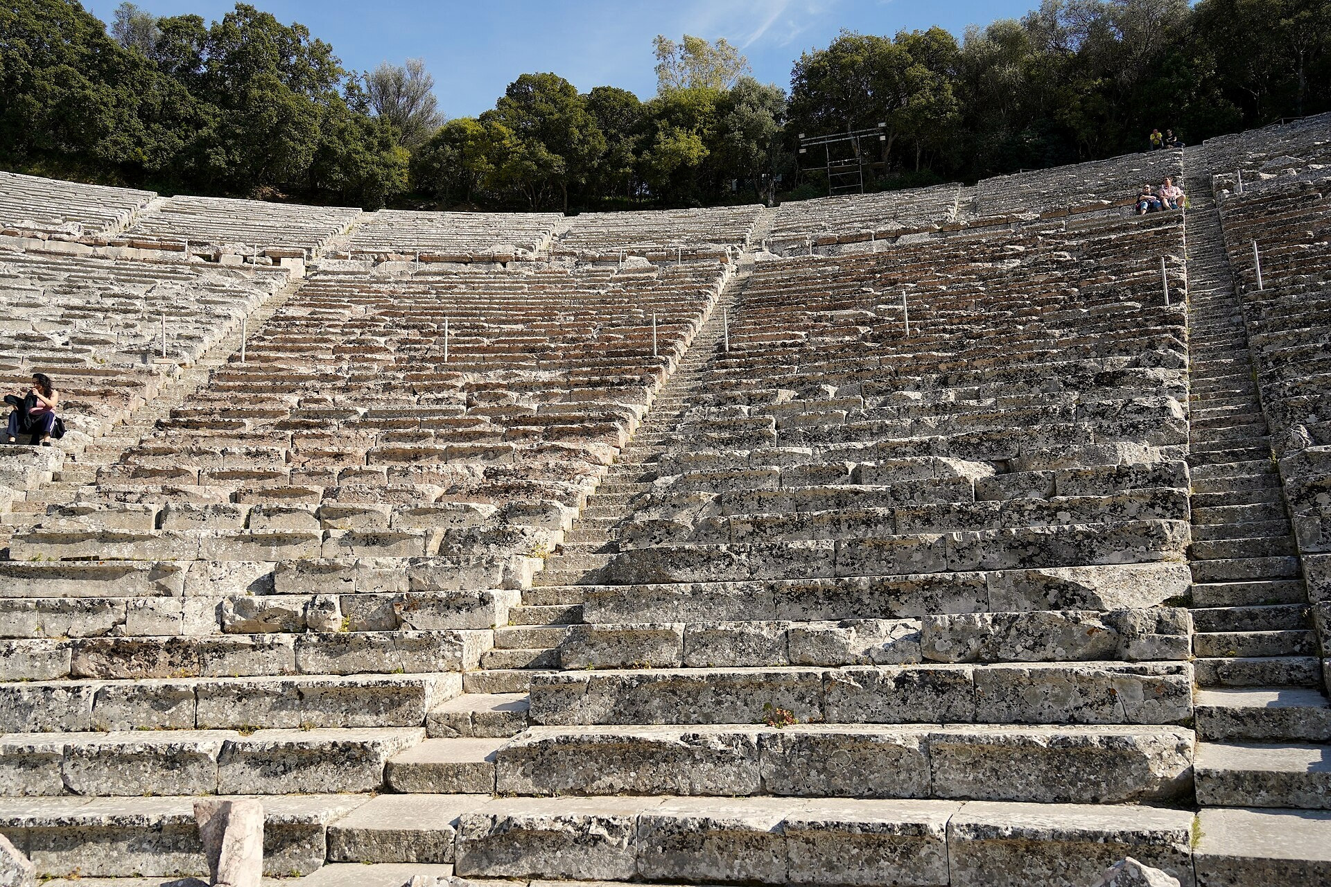 Théâtre antique d'Épidaure au printemps - Péloponnèse - Grèce © TimeTravelRome / Wikimedia (CC BY 2.0)