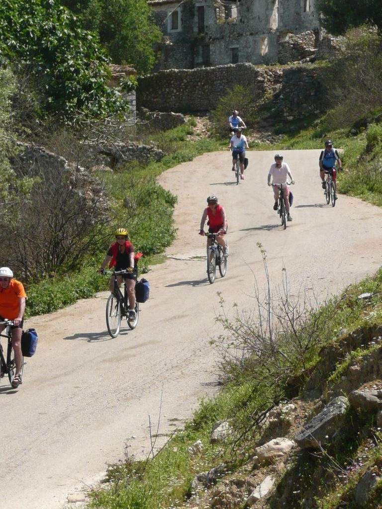 Groupe de cyclistes sur une piste vallonnée de l'arrière-pays de Parga - Grèce