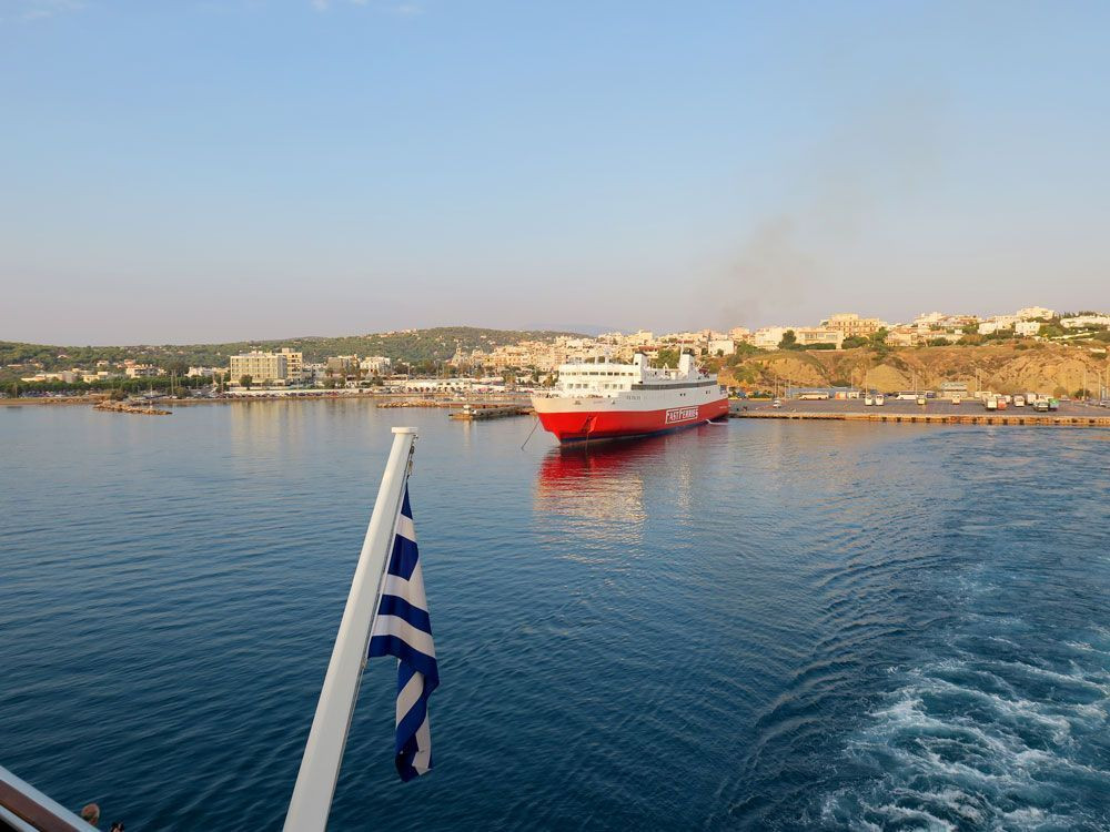 Ferry dans le port de Rafina - Grèce