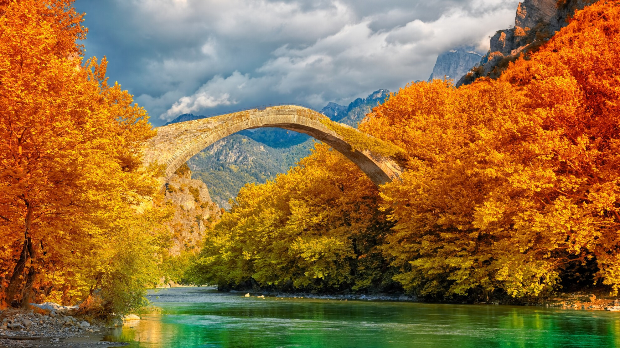 Pont en pierre de Konitsa en automne - Épire - Grèce