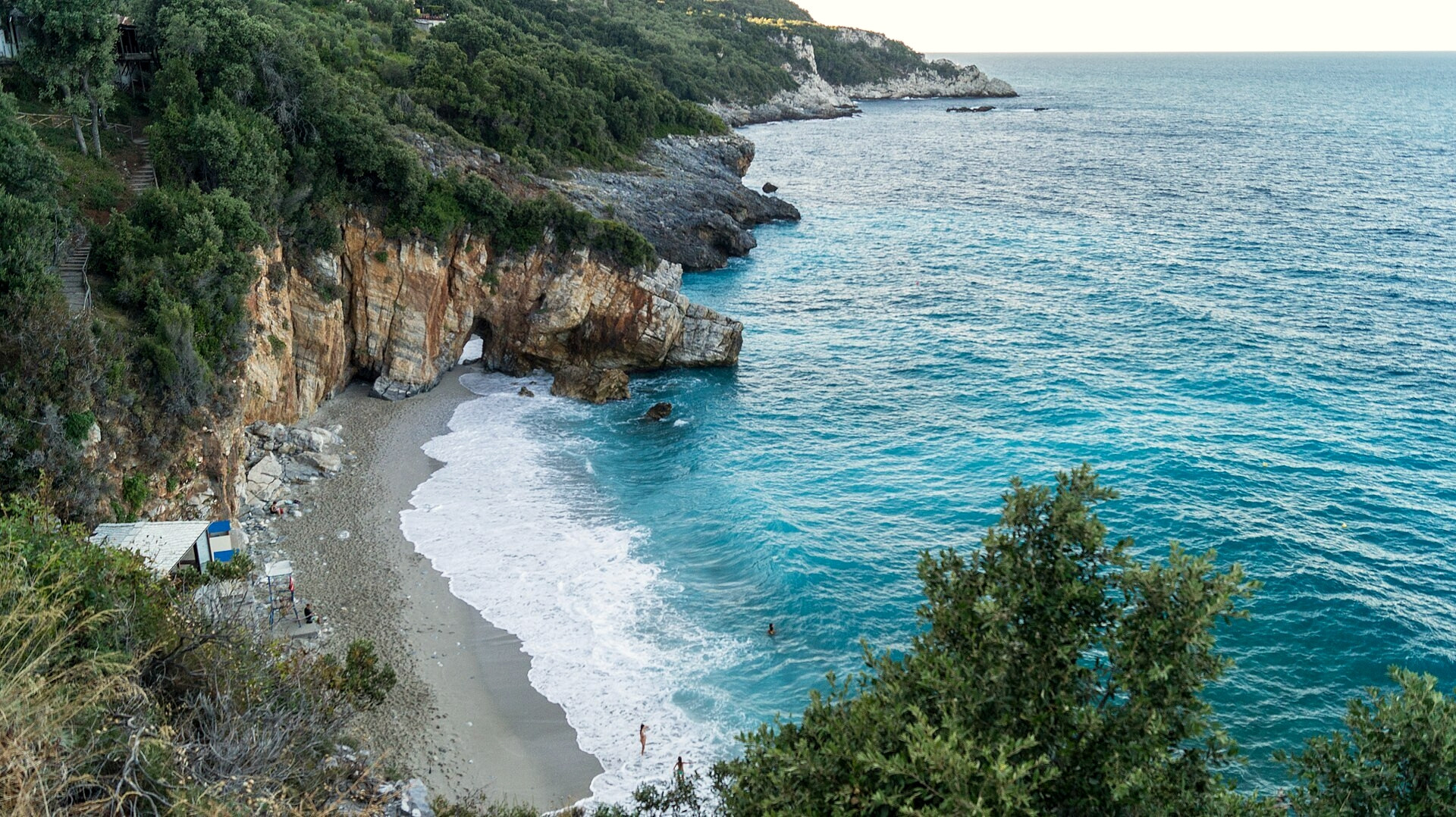 La plage de Mylopotamos et sa crique turquoise - Pélion, Thessalie - Grèce © Giannismits / Wikimedia (CC BY-SA 4.0)