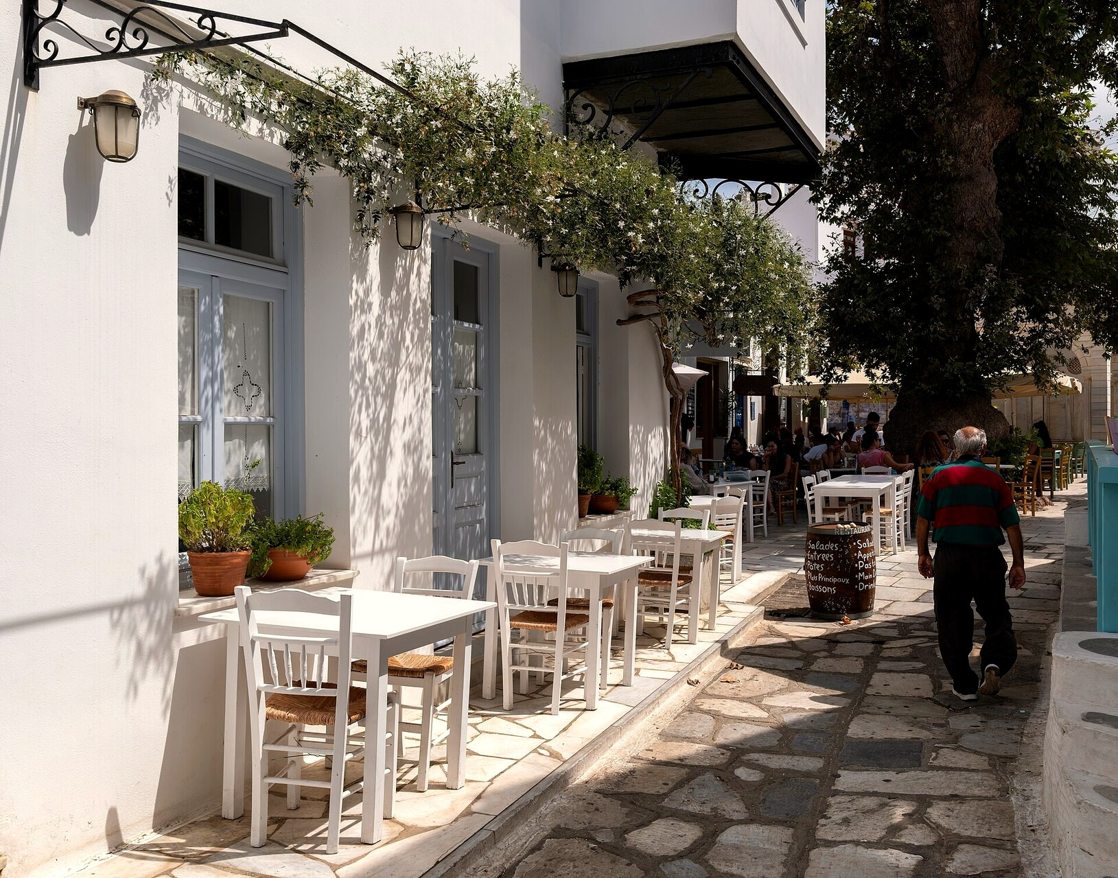 Ruelle de marbre du village de Pyrgos, linteaux sculptés - Tinos, Grèce © Jules Verne Times Two / Wikimedia (CC BY-SA 4.0)